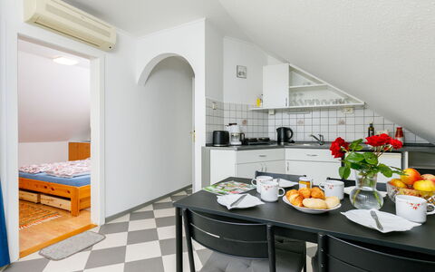 Gerania: Mobilia, Tavola, Tavolo, Arancia, Interior Design, Pianta, Pavimentazione, Controsoffitto, Cucina, Cabinetry