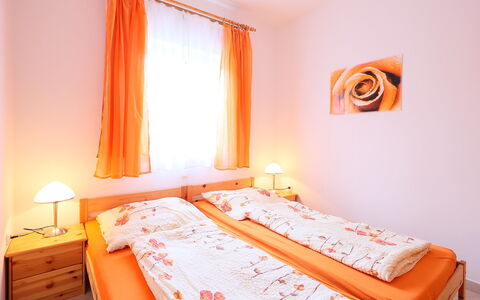 Balatonmariafurdo 750: Camera Da Letto, Letto, Camera, Mobilia, Lenzuolo, Proprietà, Arancia, Telaio Del Letto, Bedding, Interior Design