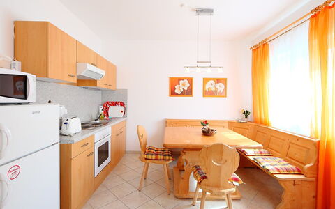 Balatonmariafurdo 750: Camera, Proprietà, Mobilia, Arancia, Interior Design, Cucina, Costruzione, Giallo, Cabinetry, Casa