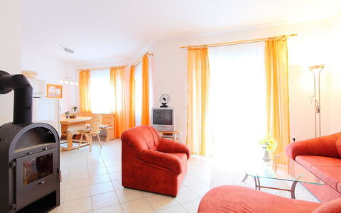 Balatonmariafurdo 750: Camera, Mobilia, Proprietà, Rosso, Interior Design, Arancia, Costruzione, Giallo, Pavimento, Casa