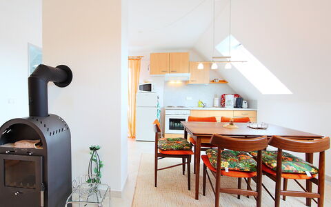 Balatonmariafurdo 750: Camera, Mobilia, Interior Design, Proprietà, Tavolo, Sala Da Pranzo, Soggiorno, Pavimento, Casa, Casa