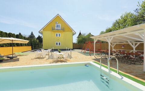 Balatonmariafurdo 750: Acqua, Cielo, Costruzione, Proprietà, Piscina, Albero, Shade, Casa, Villetta, Nube