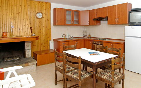 Korčula Vela Luka 800: Camera, Mobilia, Proprietà, Costruzione, Cucina, Interior Design, Casa, Cabinetry, Pavimento, Tavolo