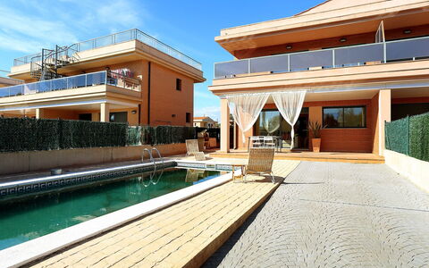 Peiro: Proprietà, Costruzione, Casa, Piscina, Casa, Immobiliare, Architettura, Zona Residenziale, Tetto, Estate