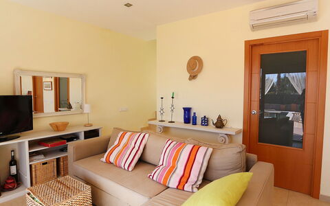 Peiro: Mobilia, Camera, Soggiorno, Proprietà, Interior Design, Pavimento, Parete, Soffitto, Mensola, Tavolo