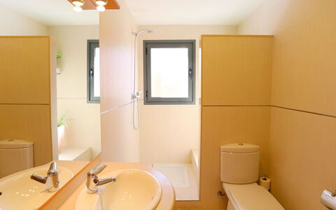 Peiro: Bagno, Camera, Proprietà, Interior Design, Parete, Idraulico Fixture, Costruzione, Architettura, Casa, Immobiliare