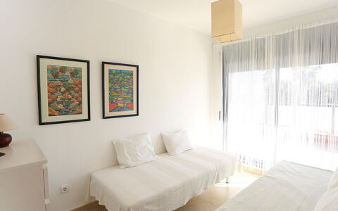 Peiro: Camera, Mobilia, Proprietà, Interior Design, Camera Da Letto, Pavimento, Parete, Letto, Soffitto, Costruzione