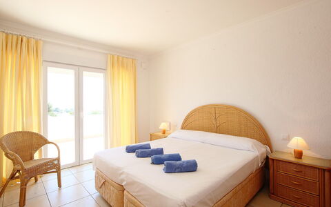 Faisa: Camera Da Letto, Letto, Mobilia, Camera, Proprietà, Lenzuolo, Telaio Del Letto, Materasso, Interior Design, Parete