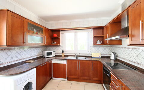 Faisa: Controsoffitto, Proprietà, Camera, Cabinetry, Mobilia, Cucina, Costruzione, Immobiliare, Interior Design, Casa