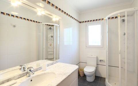 Faisa: Bagno, Proprietà, Camera, Interior Design, Idraulico Fixture, Costruzione, Soffitto, Architettura, Immobiliare, Vasca Da Bagno