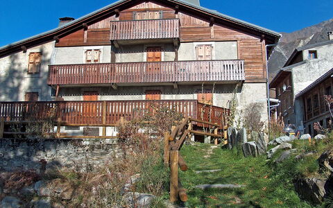 Chalet le Tour: Costruzione, Cielo, Pianta, Proprietà, Finestra, Legna, Lotto, Casa, Quartiere, Zona Residenziale