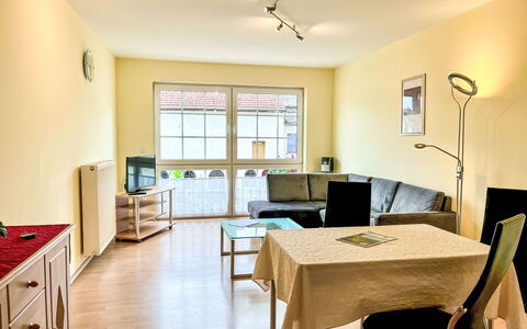 Zum Trichter: Tavolo, Mobilia, Proprietà, Finestra, Sedia, Cabinetry, Legna, Cassetto, Interior Design, Illuminazione