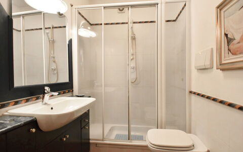Villa Esperia: Bagno, Proprietà, Camera, Idraulico Fixture, Interior Design, Immobiliare, Costruzione, Pavimento, Architettura, Porta