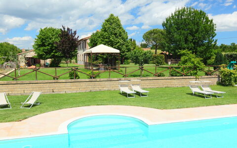 San Casciano dei Bagni 610: Cielo, Nube, Acqua, Proprietà, Pianta, Piscina, Azzurro, Albero, Mobili Da Esterno, Shade