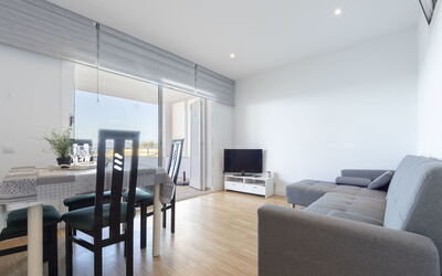 Rits 350.1: Proprietà, Divano, Mobilia, Tavolo, Costruzione, Comfort, Legna, Interior Design, Soggiorno, Pavimentazione