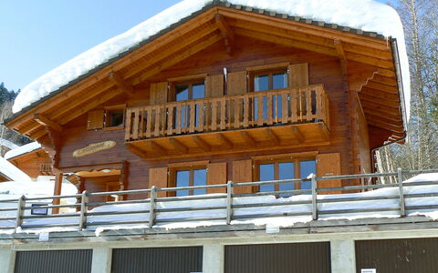 Escapade: Costruzione, Cielo, Finestra, Neve, Legna, Casa, Pendenza, Albero, Villetta, Raccordo