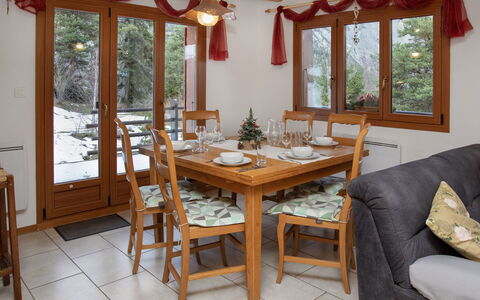 Escapade: Mobilia, Interior Design, Sedia, Tavolo, Pavimentazione, Sala Da Pranzo, Legna, Cucina & Sala Da Pranzo Tavolo, Pavimento, Camera