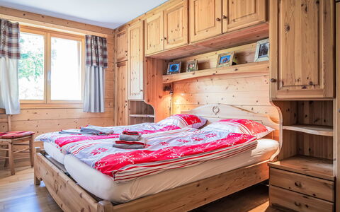 Ovronnaz 700: Legna, Interior Design, Mobilia, Casa, Camera Da Letto, Letto, Cassetto, Camera, Cabinetry, Color Legno