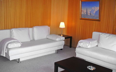 Grindelwald 255: Mobilia, Tavolo, Proprietà, Divano, Comfort, Legna, Rettangolo, Soggiorno, Lampada, Interior Design