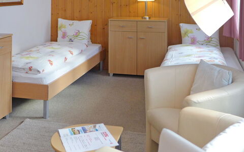 Grindelwald 255: Mobilia, Proprietà, Comfort, Bianca, Cabinetry, Divano, Interior Design, Legna, Tessile, Illuminazione