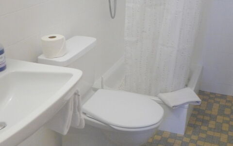 Grindelwald 255: Idraulico Fixture, Toilet Seat, Lavandino Del Bagno, Proprietà, Gabinetto, Bagno, Viola, Rubinetto, Interior Design