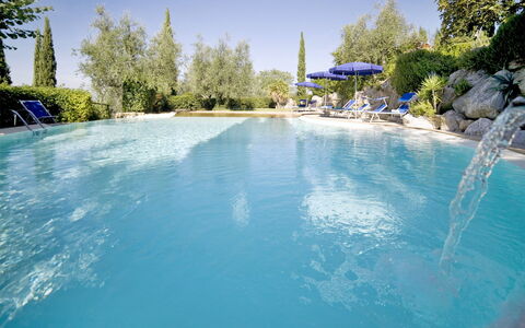 Le Rondini: Piscina, Acqua, Proprietà, Risorse Idriche, Tempo Libero, Immobiliare, Cielo, Vacanza, Albero, Resort Citta '