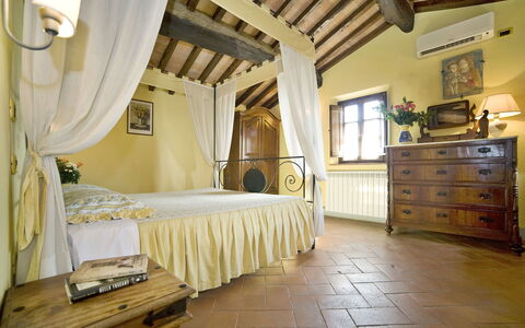 Le Rondini: Proprietà, Camera, Camera Da Letto, Mobilia, Letto, Costruzione, Interior Design, Soffitto, Lenzuolo, Pavimento