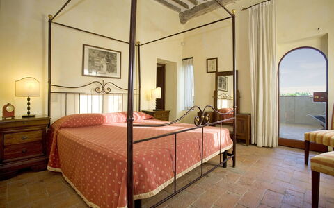 La Loggia 13: Camera Da Letto, Letto, Mobilia, Camera, Proprietà, Telaio Del Letto, Lenzuolo, Interior Design, Costruzione, Bedding