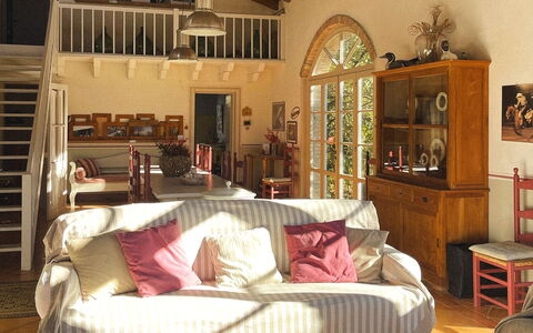 La Cenerara: Mobilia, Interior Design, Pavimentazione, Legna, Sedia, Divano, Pavimento, Tavolo, Camera, Soggiorno