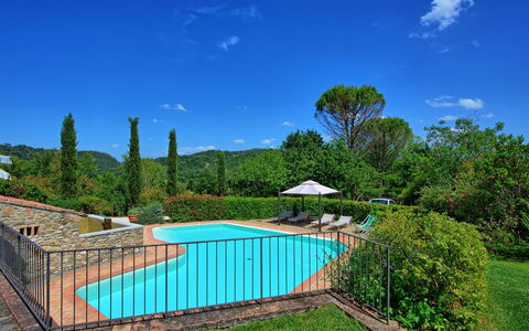 Casa Scopeti: Piscina, Proprietà, Immobiliare, Casa, Estate, Albero, Casa, Cielo, Tempo Libero, Erba