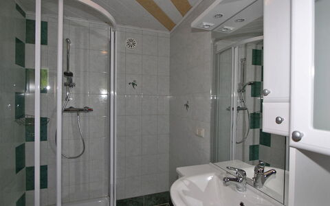 Krechen Alm: Bagno, Camera, Proprietà, Idraulico Fixture, Architettura, Casa, Immobiliare, Bicchiere, Costruzione, Interior Design