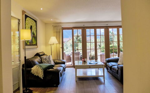 Grindelwald 260: Mobilia, Interior Design, Pavimentazione, Divano, Pavimento, Legna, Soggiorno, Camera, Soffitto, Tavolo