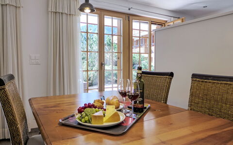 Grindelwald 260: Mobilia, Interior Design, Legna, Tavolo, Pavimentazione, Cucina & Sala Da Pranzo Tavolo, Sala Da Pranzo, Illuminazione, Sedia, Pavimento