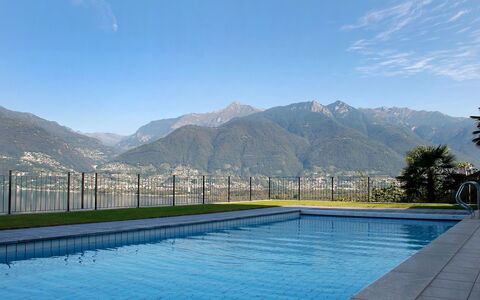 Top Lakeview: Piscina, Cielo, Blu, Montagna, Proprietà, Catena Montuosa, Acqua, Tempo Libero, Immobiliare, Lago