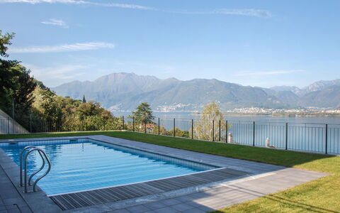 Top Lakeview: Acqua, Cielo, Nube, Risorse Idriche, Azzurro, Rettangolo, Montagna, Piscina, Architettura, Erba