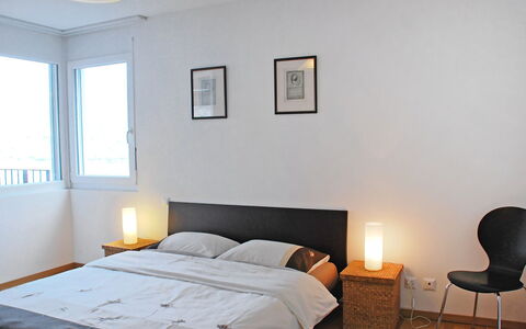Top Lakeview: Camera Da Letto, Camera, Mobilia, Letto, Proprietà, Pavimento, Interior Design, Parete, Telaio Del Letto, Lenzuolo