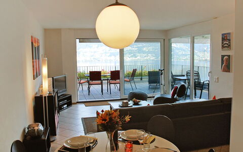 Top Lakeview: Camera, Sala Da Pranzo, Interior Design, Giallo, Proprietà, Mobilia, Tavolo, Costruzione, Ristorante, Casa