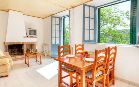 La Rectoria Ii: Tavolo, Mobilia, Proprietà, Sedia, Legna, Finestra, Interior Design, Architettura, Giallo