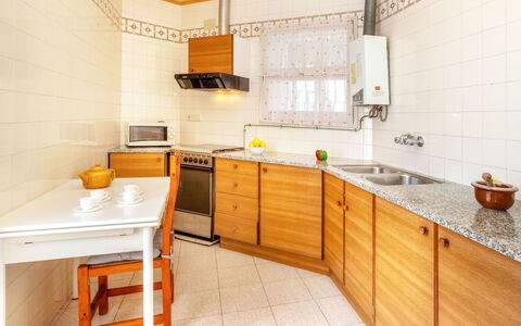 La Rectoria Ii: Cabinetry, Lavandino Della Cucina, Mobilia, Controsoffitto, Lavello, Proprietà, Rubinetto, Idraulico Fixture, Legna, Cucina
