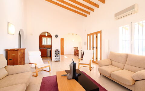 Grand Lusianna: Camera, Soggiorno, Proprietà, Interior Design, Mobilia, Costruzione, Casa, Immobiliare, Soffitto, Tavolo