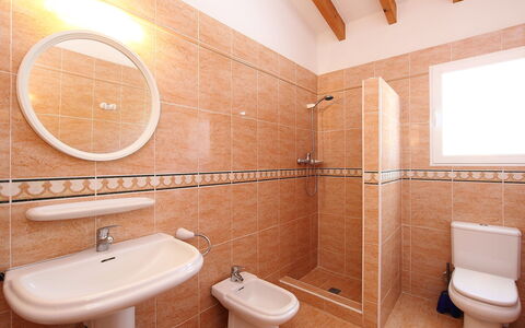 Grand Lusianna: Bagno, Proprietà, Camera, Interior Design, Parete, Gabinetto, Idraulico Fixture, Casa, Toilet Seat, Piastrella