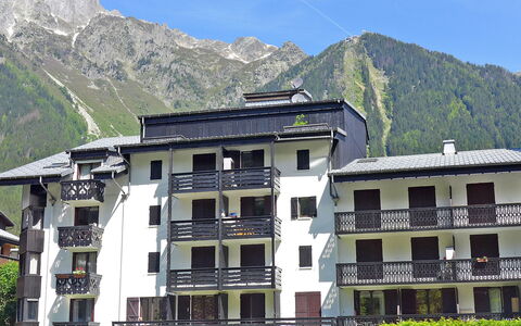 Chamonix 780: Montagna, Cielo, Costruzione, Proprietà, Finestra, Verde, Urban Design, Casa, Condominio, Nube