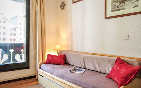Chamonix 780: Mobilia, Camera, Proprietà, Letto, Camera Da Letto, Interior Design, Parete, Pavimento, Rosa, Casa