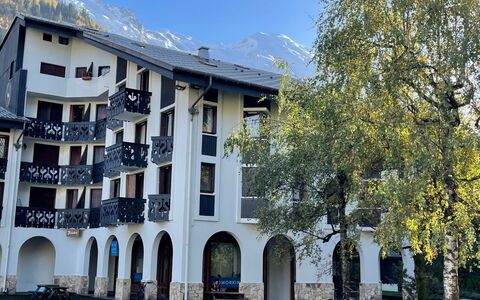 Chamonix 780: Cielo, Pianta, Proprietà, Costruzione, Finestra, Albero, Urban Design, Facciata, Zona Residenziale, Immobiliare