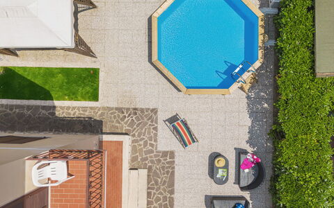 Antonia: Proprietà, Azzurro, Tessile, Legna, Rettangolo, Arte, Urban Design, Pavimentazione, Linea, Erba
