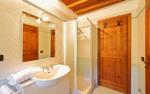 Greve in Chianti 840: Specchio, Rubinetto, Lavello, Idraulico Fixture, Proprietà, Lavandino Del Bagno, Bagno, Porta, Interior Design