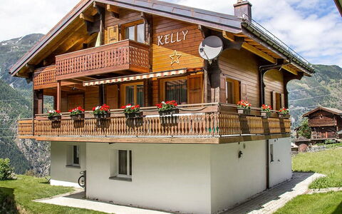 Kelly: Pianta, Cielo, Costruzione, Nube, Proprietà, Finestra, Casa, Albero, Zona Residenziale, Villetta