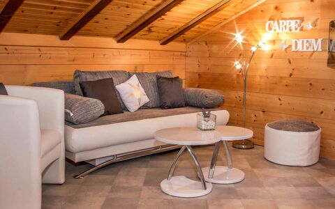 Kelly: Camera, Proprietà, Interior Design, Mobilia, Soggiorno, Pavimento, Attico, Costruzione, Tavolo, Parete