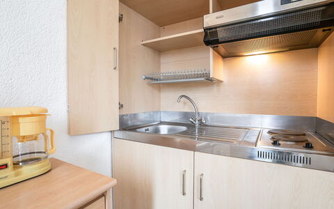 Les Amandiers: Lavandino Della Cucina, Cabinetry, Rubinetto, Proprietà, Lavello, Controsoffitto, Mobilia, Idraulico Fixture, Costruzione, Cucina