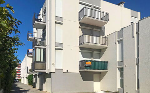 Les Amandiers: Cielo, Proprietà, Costruzione, Finestra, Pianta, Urban Design, Condominio, Albero, Facciata, Edificio Commerciale
